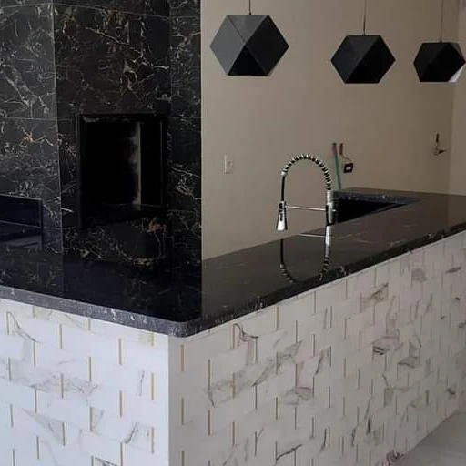 Bancada gourmet em granito preto com revestimento em mármore