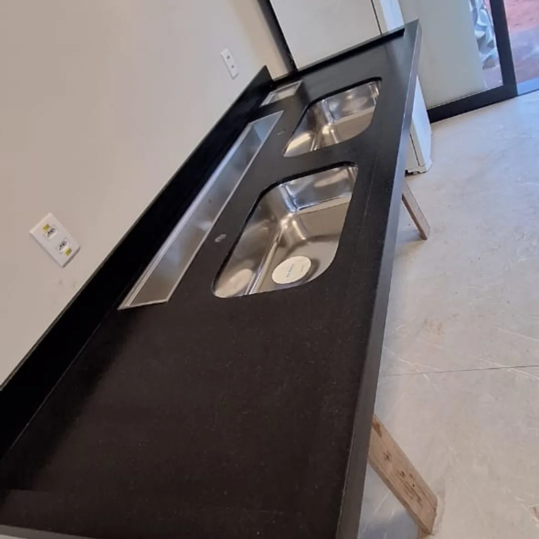 Bancada de granito com duas cubas de inox e calha úmida